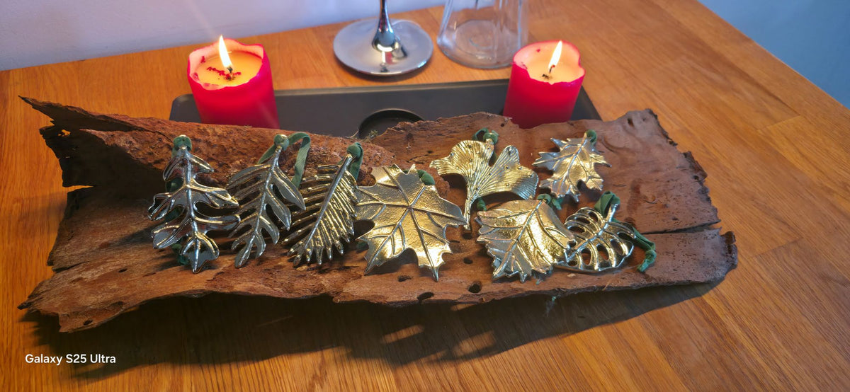 Guldfarvet metal bladdekoration