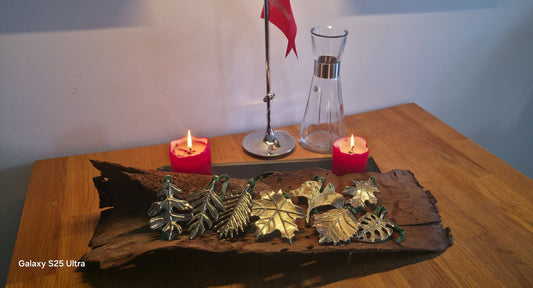 Guldfarvet metal bladdekoration